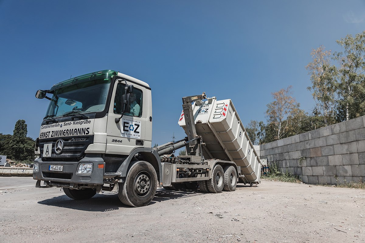 Abrollcontainer mit Fahrzeug