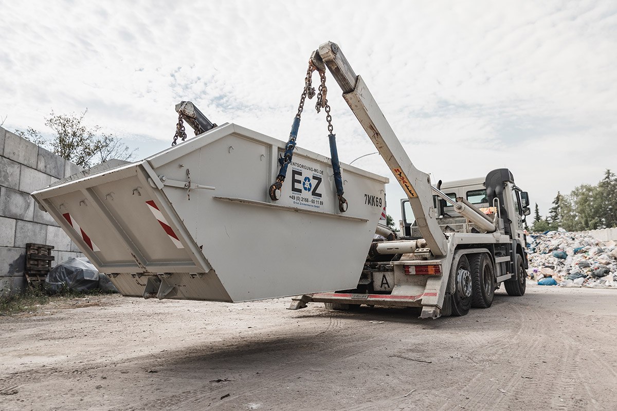 Mulde mit Hakenfahrzeug